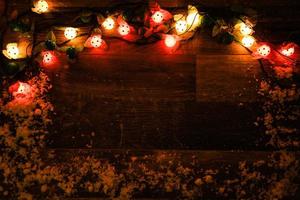 luces navideñas en tablero de madera oscura