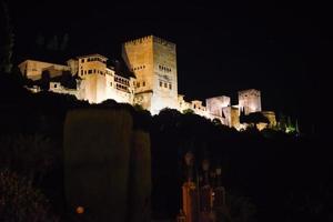 vista nocturna del famoso palacio de la alhambra en granada desde el barrio del albaicín, foto