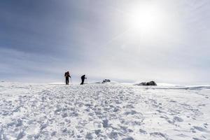 gente haciendo esquí de fondo en sierra nevada foto