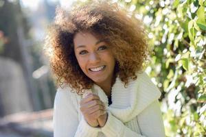 joven afroamericana con peinado afro y ojos verdes foto
