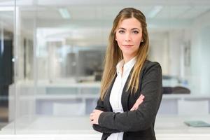 mujer de negocios mirando a la cámara en una oficina foto