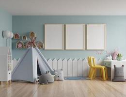 dormitorio infantil, marco de póster de maqueta en la habitación infantil. foto