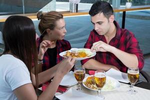 compañeros tomando cerveza con bocadillos foto