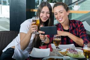 mujeres con cerveza tomando selfie foto