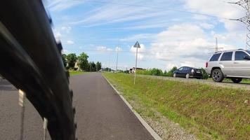 hyperlapse du point de vue du vélo sur le trajet de la chaussée dans la campagne lituanienne video