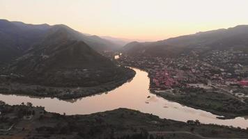 statisch uitzicht mtskheta stadspanorama met mtkvari rivier vanuit jvari klooster oogpunt. video