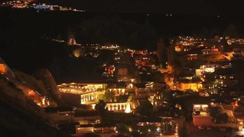 hermoso video nocturno de alta definición del pintoresco paisaje urbano turco romántico de goreme. capadocia, turquía, goreme, uchisar