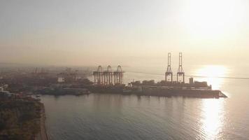 vista aérea estática puerto internacional de contenedores de mersin, turquía en el mar mediterráneo video