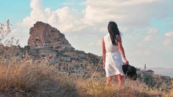 slow motion kvinna turist stå på cappadocien synvinkel med underbara Uchisar slott video