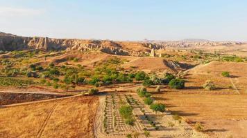 Panorama der landwirtschaftlichen Felder aus der Vogelperspektive in Kappadokien. türkeiurlaub am sonnigen sommermorgen video