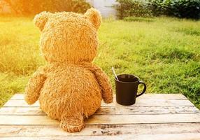 dulce oso de peluche con taza de café foto