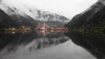 vista ascendente sobre el lago en el pueblo de uzungol con panorama de montañas. vacaciones de destino de viaje de turquía en verano video