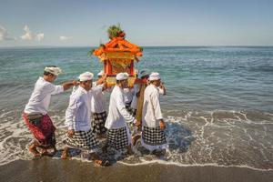 sanur, bali, indonesia, 2015 - melasti es una ceremonia y ritual hindú de purificación balinesa foto