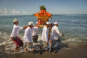 sanur, bali, indonesia, 2015 - melasti es una ceremonia y ritual hindú de purificación balinesa foto