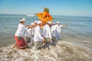 sanur, bali, indonesia, 2015 - melasti es una ceremonia y ritual hindú de purificación balinesa foto