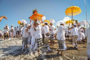 sanur, bali, indonesia, 2015 - melasti es una ceremonia y ritual hindú de purificación balinesa foto