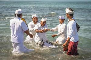 sanur, bali, indonesia, 2015 - melasti es una ceremonia y ritual hindú de purificación balinesa foto