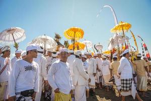 sanur, bali, indonesia, 2015 - melasti es una ceremonia y ritual hindú de purificación balinesa foto