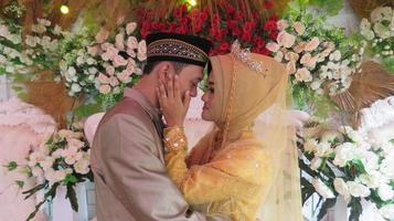 16 de junio de 2021 en cianjur regency, java occidental, indonesia. el romance de dos parejas casadas. matrimonio musulmán indonesio. foto