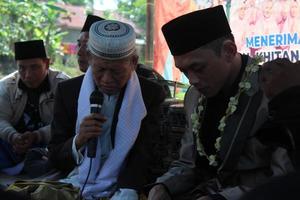 12 de junio de 2021 en el distrito de cianjur, java occidental, indonesia. un anciano aconseja al novio antes de la boda. costumbres y cultura de la boda musulmana indonesia. foto