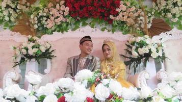 16 de junio de 2021 en cianjur regency, java occidental, indonesia. el romance de dos parejas casadas. matrimonio musulmán indonesio. foto