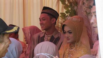 16 de junio de 2021 en cianjur regency, java occidental, indonesia. el romance de dos parejas casadas. matrimonio musulmán indonesio. foto