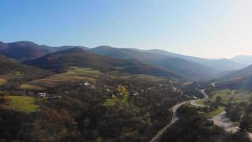 panorama de la campagne de dmanisi avec maisons géorgiennes traditionnelles, fond de route et de montagnes video