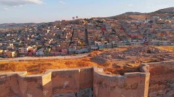 vista panoramica aerea antiche mura del castello di Urfa nella storica città di sanliurfa. punto di riferimento storico famoso della Turchia video