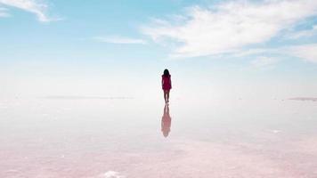 jovem mulher caucasiana sozinha anda e explora o lago de sal tuz na anatolia central, turquia