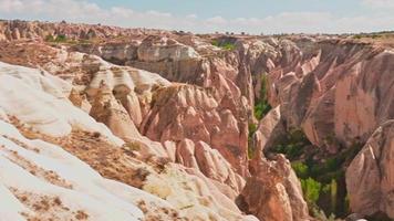 panorama panoramico della valle delle rose con formazione rocciosa in cappadocia, turchia video