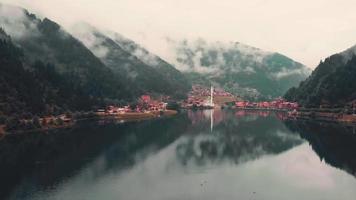 vlieg over prachtig meer in uzungol mistige bergen dorp, trabzon, turkije video