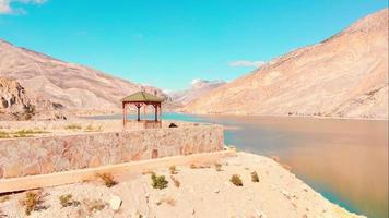 panning zijaanzicht blauw water van chorokhi in de artvin-regio van turkije met schilderachtige bergenachtergrond in heldere zonnige zomerdag video