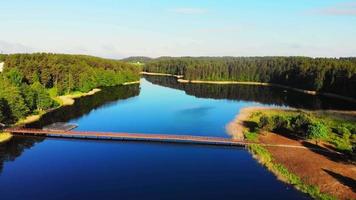 vista aérea cinematográfica em câmera lenta panorama da paisagem campestre da lituânia com lago paplovinis azul calmo video