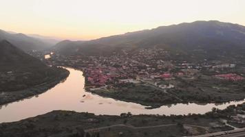 schwenkansicht mtskheta stadtpanorama mit mtkvari fluss vom aussichtspunkt des jvari klosters. video