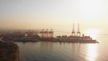 statische luchtfoto haven van mersin met containerschip in een internationale containerhaven, turkije in de Middellandse Zee video