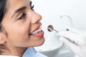 vista de cerca de la cara de un paciente en una clínica dental foto