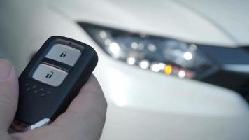 Pressing the button of the car key and the lights blink video