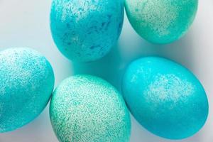 primer plano de huevos de Pascua sobre un fondo claro. foto