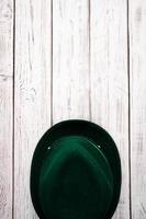 feliz st. día de San Patricio. sombrero de duende y trébol de trébol sobre un fondo de madera clara. foto