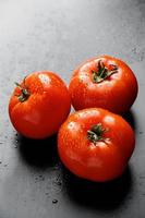 tomates rojos grandes con gotas de agua.