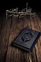 bismillah significa en el nombre del arte árabe de allah con el libro sagrado del corán de los musulmanes artículo público de todos los musulmanes. foto