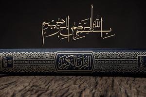 bismillah significa en el nombre del arte árabe de allah con el libro sagrado del corán de los musulmanes artículo público de todos los musulmanes. foto