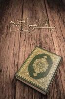 bismillah significa en el nombre del arte árabe de allah con el libro sagrado del corán de los musulmanes artículo público de todos los musulmanes. foto