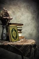 libro sagrado del corán de los musulmanes artículo público de todos los musulmanes sobre la mesa, naturaleza muerta foto