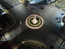 vista aérea del monumento tugu jogja o yogyakarta, indonesia por la noche. yogyakarta, indonesia - octubre, 2020 foto