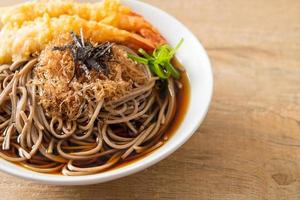 fideos ramen japoneses con tempura de gambas foto