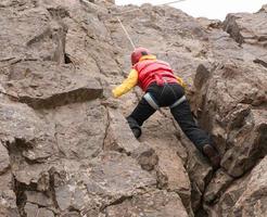 escalador de roca en el monte foto
