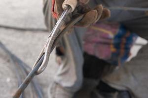 the worker straightens rebar photo