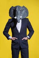 hombre con una máscara de elefante sobre un fondo amarillo foto