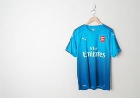 bangkok, tailandia - 18 de enero de 2022 - camiseta retro del arsenal camiseta de visitante temporada 2017-2018 foto